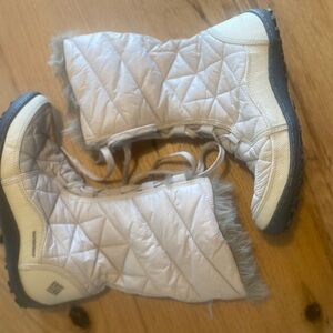 Columbia Cream Quilted Boots Faux Fur Omni Grip Women’s 8‎ 1/2 Preloved
